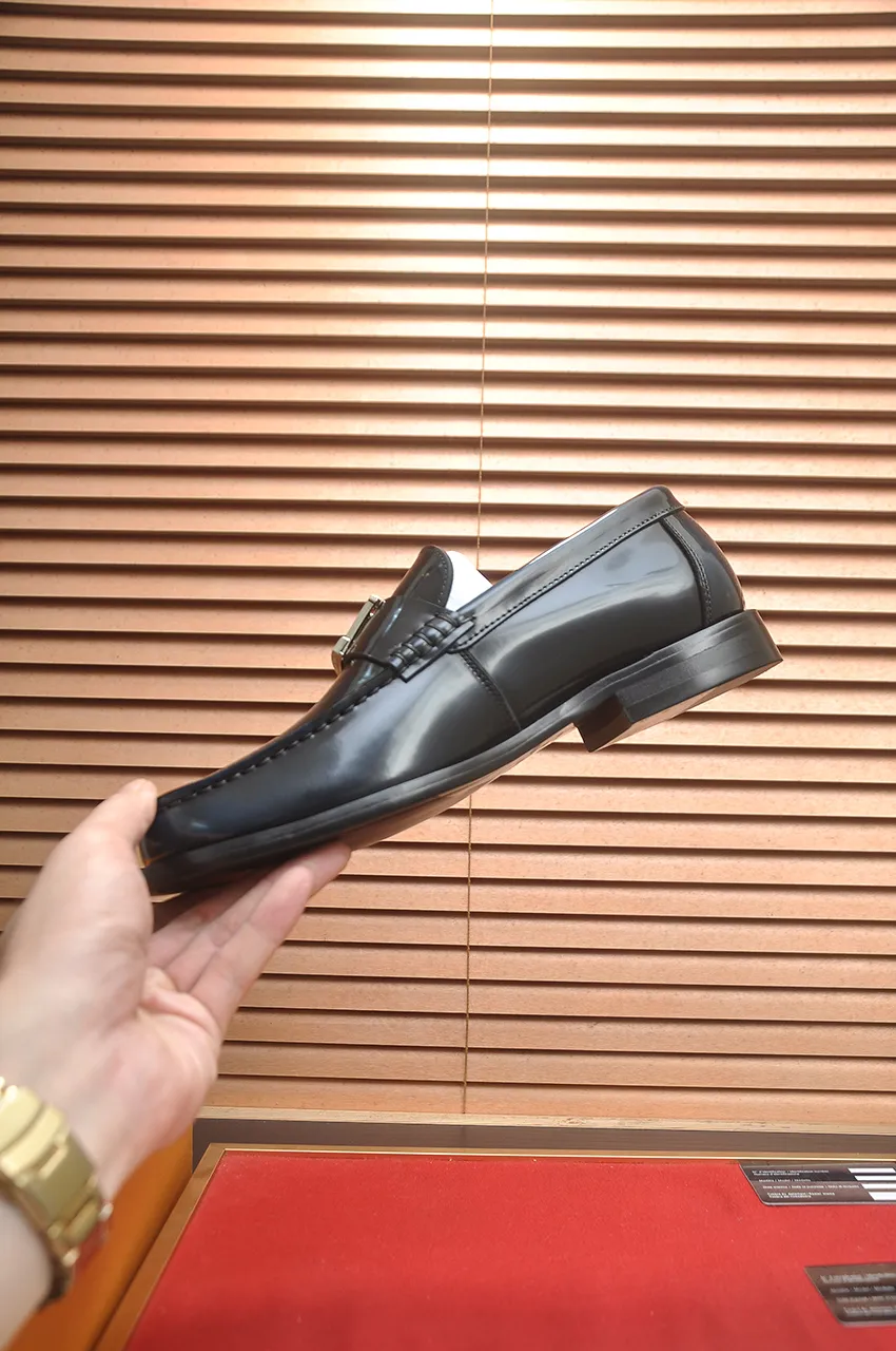 Men's men's shoes 💰560💶 [LV] (original single cowhide lining) 🍀LV's latest genuine leather business suit shoes are launched simultaneously on the official website. The first-layer cowhide imported from Italy is made of heavy gold, 💥1:1 rubber outsole from the official website. Versatile to wear, high-end without losing class, and the color combination is extraordinary. This four-season style is alluring when worn on your feet, showing off your big-name flair. Standard code 38-44 (45 customized)